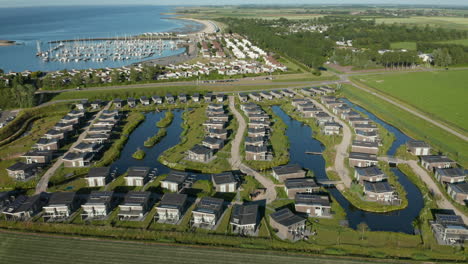 Pueblo-De-Agua-Ecológico-Cerca-Del-Puerto-Deportivo-Roompot-En-Kamperland,-Zelanda,-Países-Bajos