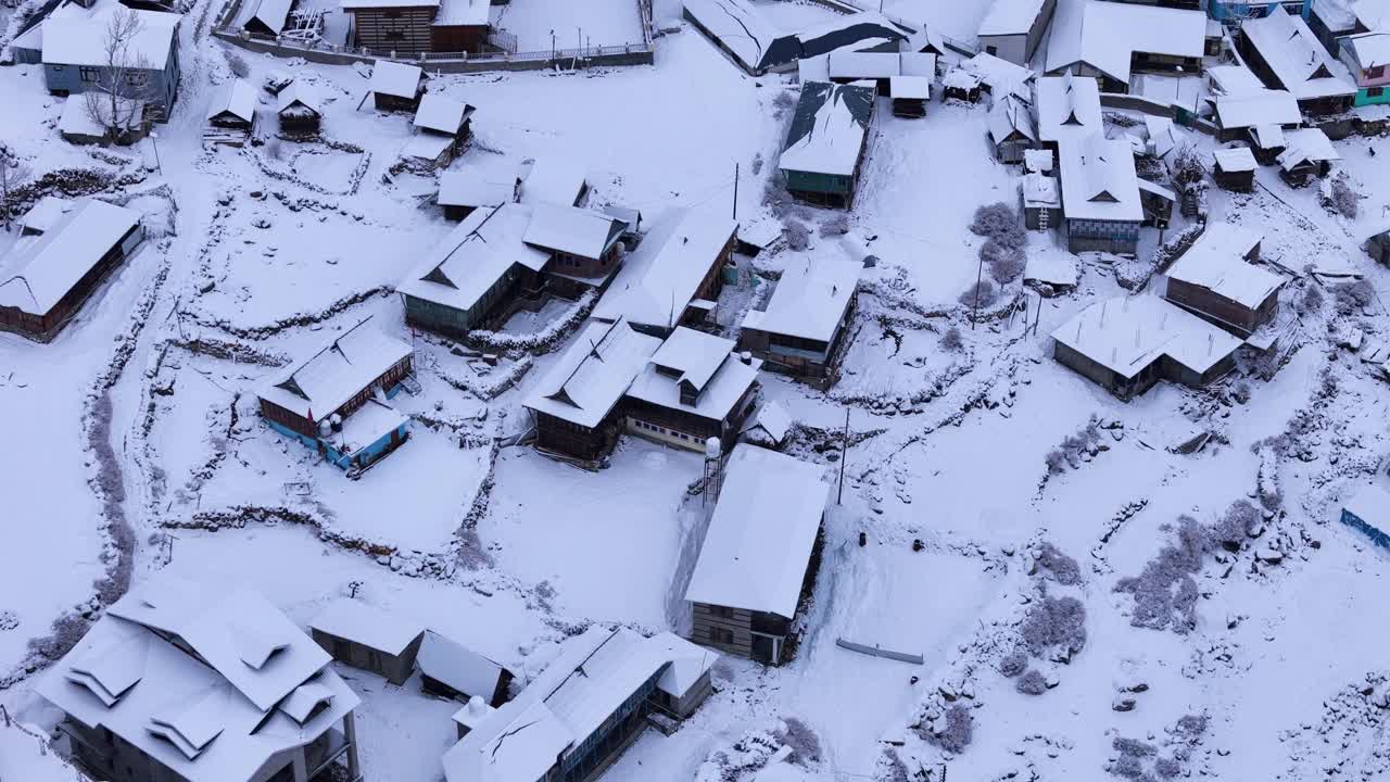 눈 덮인 산 마을