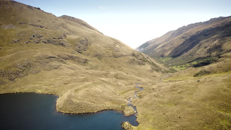 Drone-Flying-Over-Andes-Mountains-And-Lake-In-Parque-Nacional-Cajas,-Ecuador