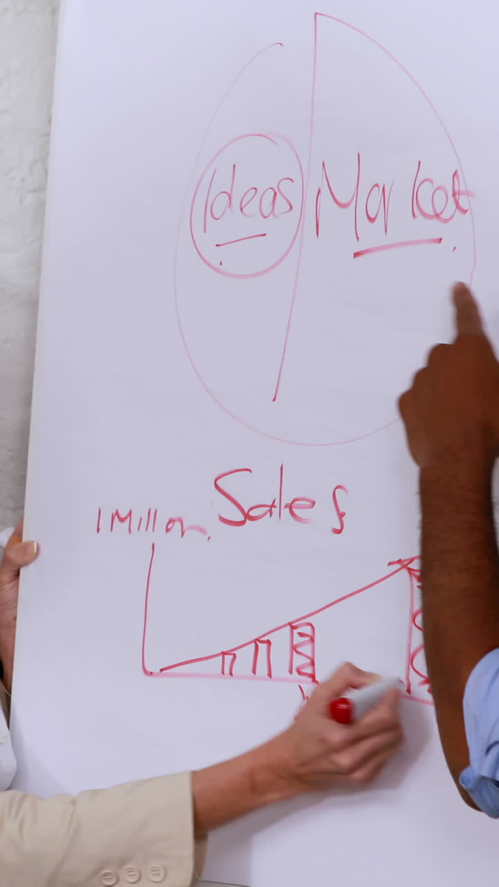 회의를 하고 있는 캐주얼 비즈니스 팀