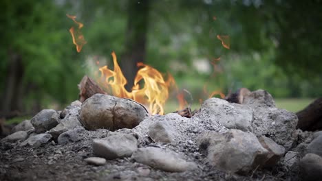 Fogata-En-El-País-De-Las-Colinas-De-Texas-En-Un-Camping-A-Lo-Largo-Del-Río-Nueces-En-Chalk-Bluff-Park