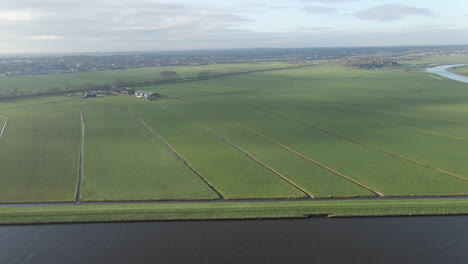 Aéreo-Del-Hermoso-Paisaje-Holandés-En-La-Holanda-Rural