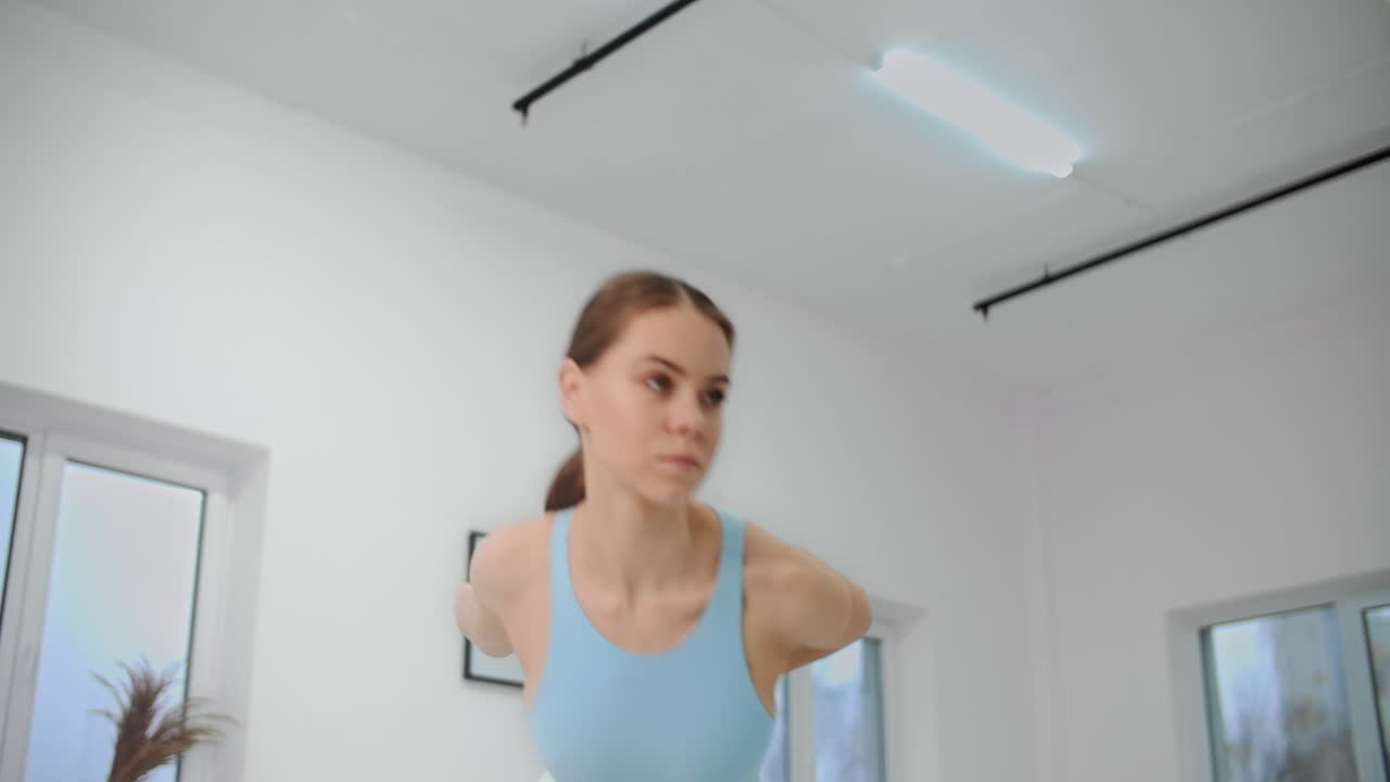 bailarín de ballet practicando en el estudio