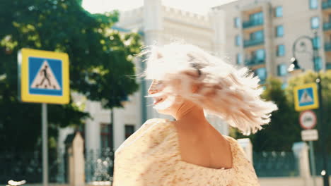 mujer con un vestido floral en una ciudad