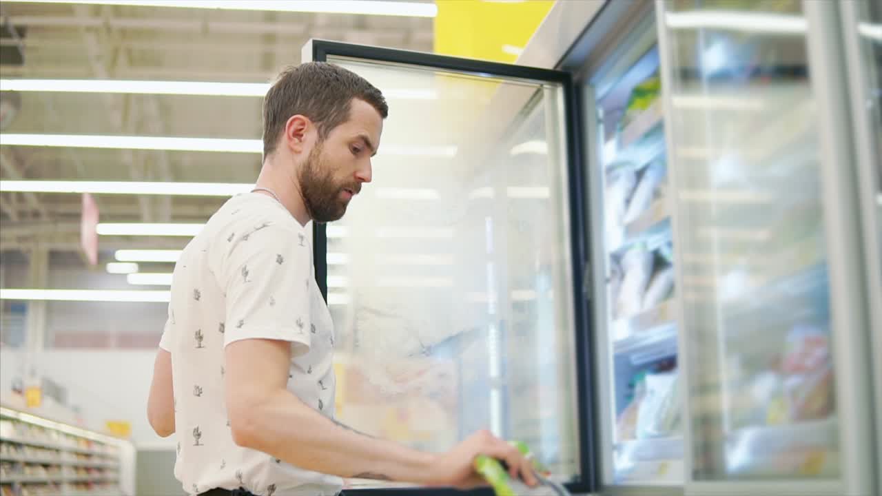 식료품 가게 에서 냉동 식품 을 구입 하는 사람