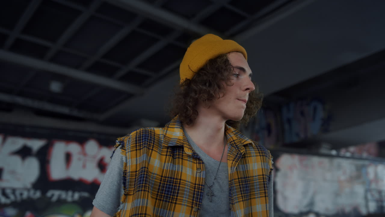 hombre guapo mirando a su alrededor al aire libre.