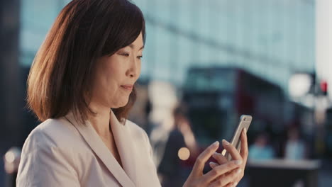 Retrato-En-Cámara-Lenta-De-Una-Hermosa-Mujer-Japonesa-Usando-Un-Teléfono-Inteligente