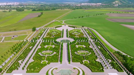 vista aérea del jardín del palacio schloss hof, baja austria, austria - disparo de un dron