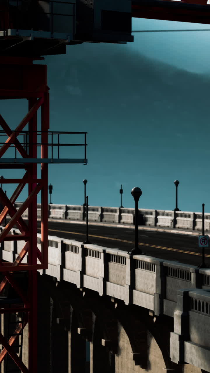 construcción de un puente bajo un cielo nublado