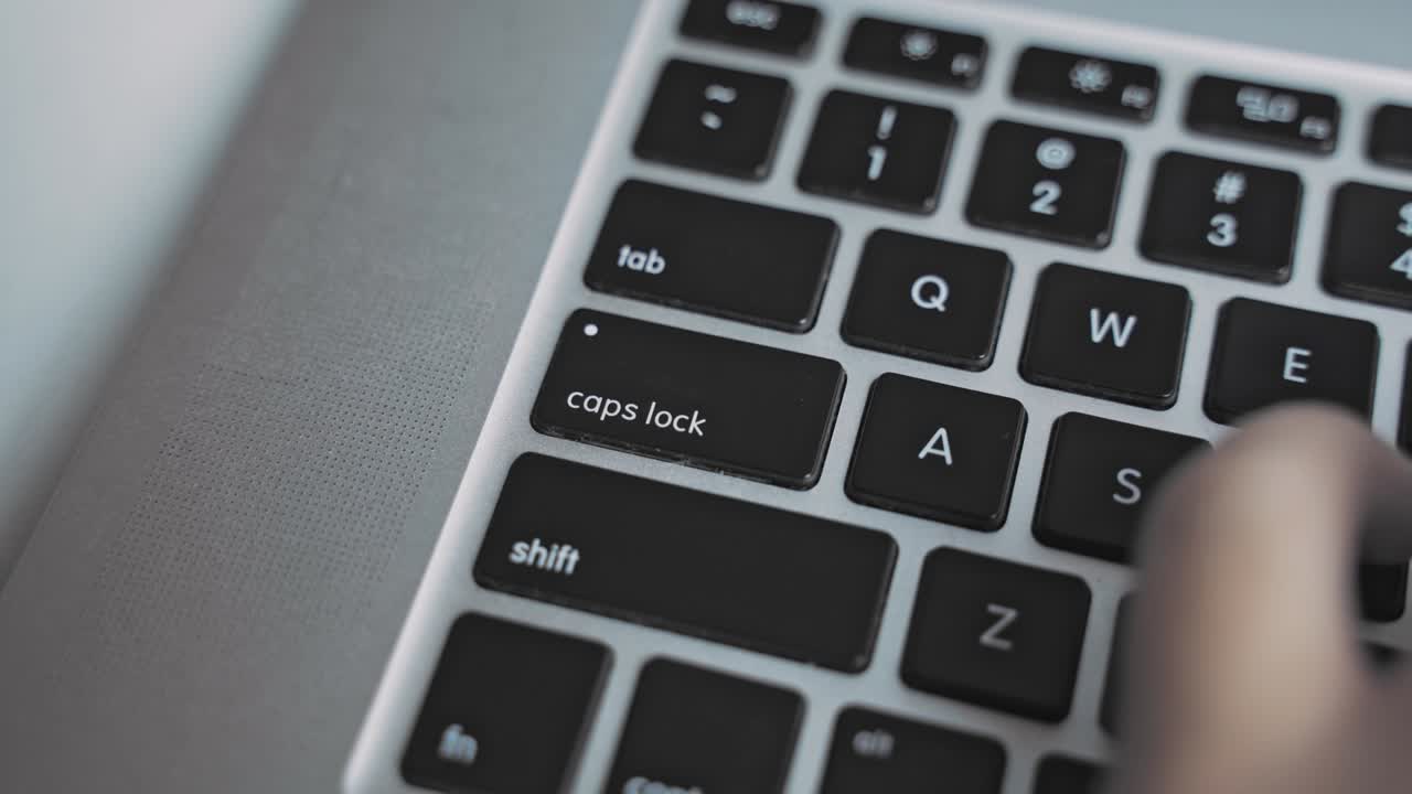 escribiendo y presionando la llave de bloqueo de tapas