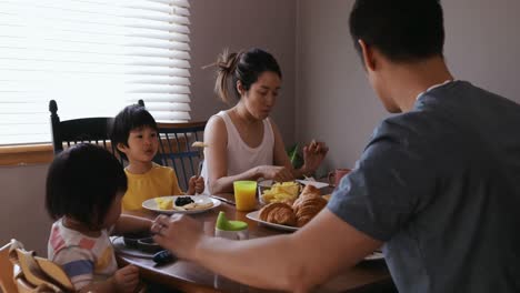 Familia-Disfrutando-Del-Tiempo-Relajándose-Juntos-En-Casa