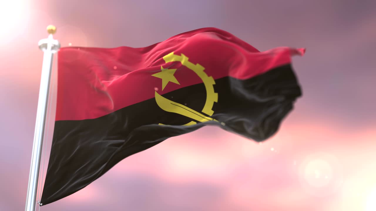 bandera de angola agitando el viento en lento al atardecer, bucle