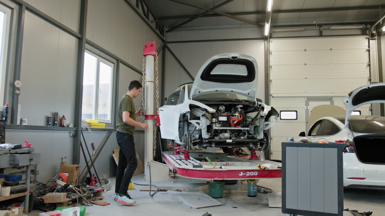 reparación de automóviles en un garaje