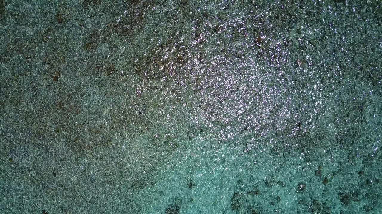 화창한 날 반짝이는 청록색 맑은 바다의 드론 샷