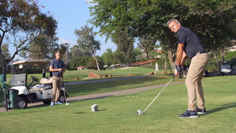 Tiro-En-Cámara-Lenta-De-Un-Golfista-Masculino-Jugando-Al-Tee-Shot