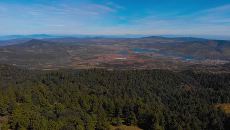 Lenta-Toma-Escénica-De-Drones-Bajando-Por-Encima-Del-Campo-En-Mazamitla,-México