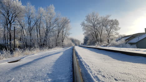 Escénica-Vía-Férrea-Matutina-Cubierta-De-Nieve.-Apertura