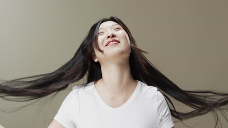 검은 머리카락과 메이크업을 가진 아시아 여성 미소, 복사 공간, 느린 모션