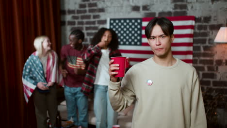 amigos celebrando el 4 de julio.