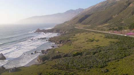 Erhöhte-Ansicht-Von-Wellen,-Die-über-Hervorstehende-Felsen-Rollen,-Um-Den-Pazifischen-Ozean-In-Big-Sur,-Kalifornien,-Zu-Küsten