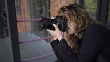 donna fotografo con macchina fotografica dslr