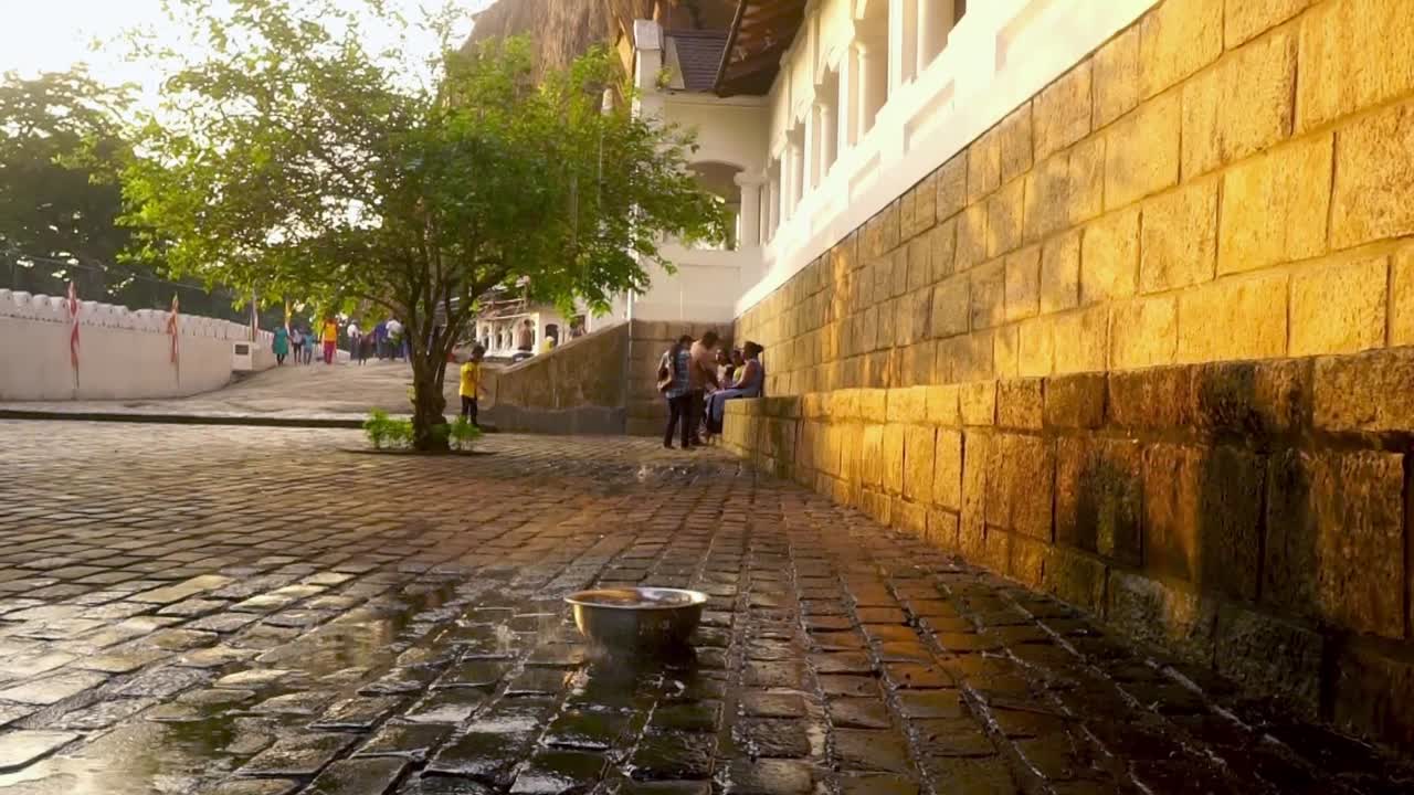 담불라 바위 사원, 지붕에서 떨어지는 물