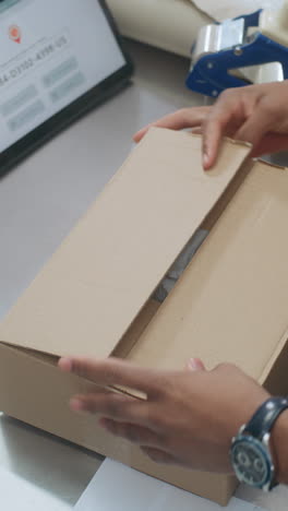 embalaje y etiquetado de una caja