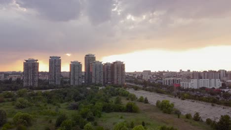 Stadtpanorama,-Das-Bei-Sonnenuntergang-Eine-Drohnenbewegung-Nach-Oben-Und-Unten-Kippt