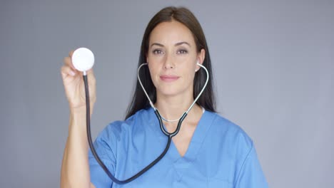 enfermera amistosa sonriente o médico con estetoscopio