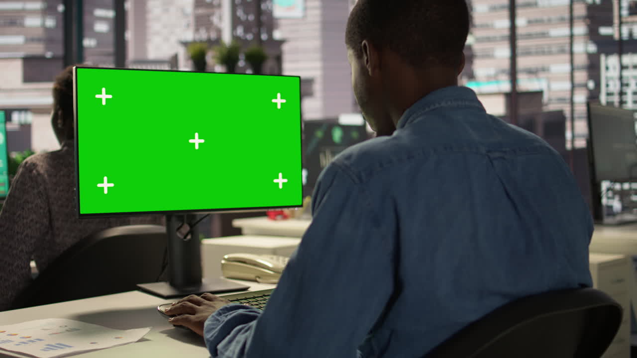 persona que trabaja en una computadora en la oficina