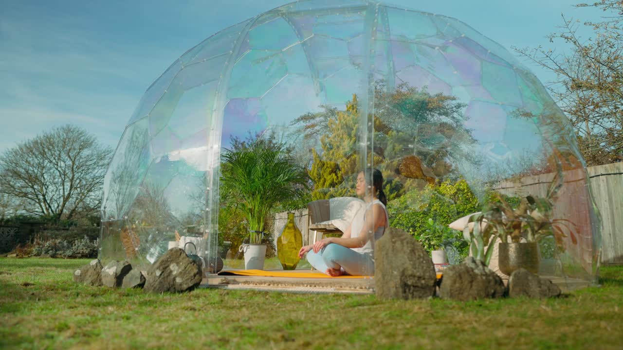 젊은 아시아 여성이 요가 포즈를 취하고 있습니다.