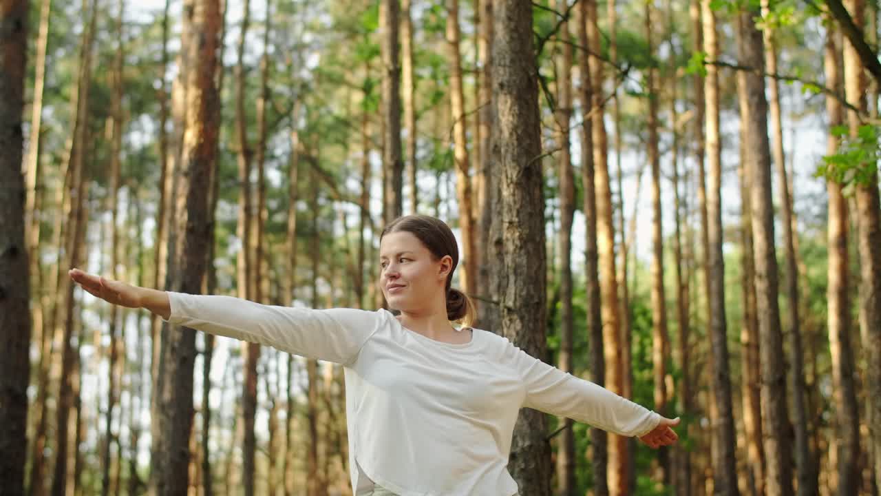 mujer practicando yoga en el bosque