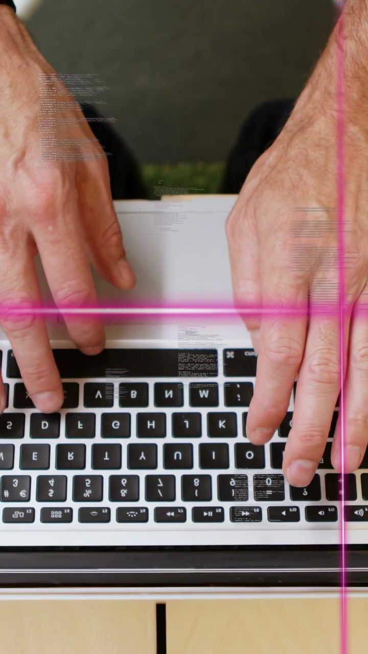 Video vertikal: Pria mengetik tombol keyboard menampilkan garis dan titik-titik yang melewati di atas dan di bawah tangan untuk pekerjaan teknologi.