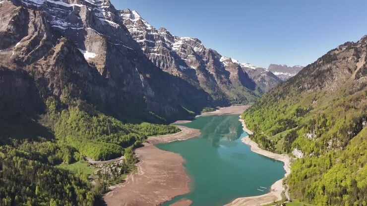 Lago di Klöntal, lago naturale nella valle di Klontal, Glarona, Svizzera - ripresa aerea