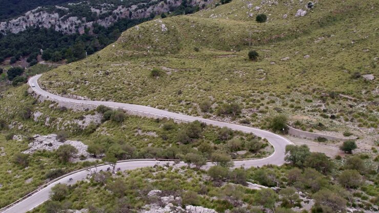 Ciclisti percorrono il Passo di Coll dels Reis, Maiorca.