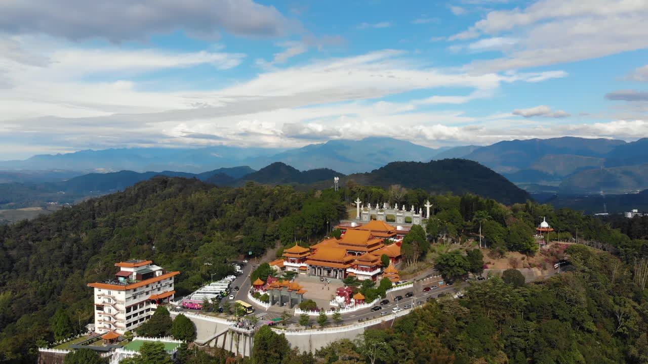 disparo aéreo con drones del templo wenwu y las montañas en el lago sun moon, taiwán