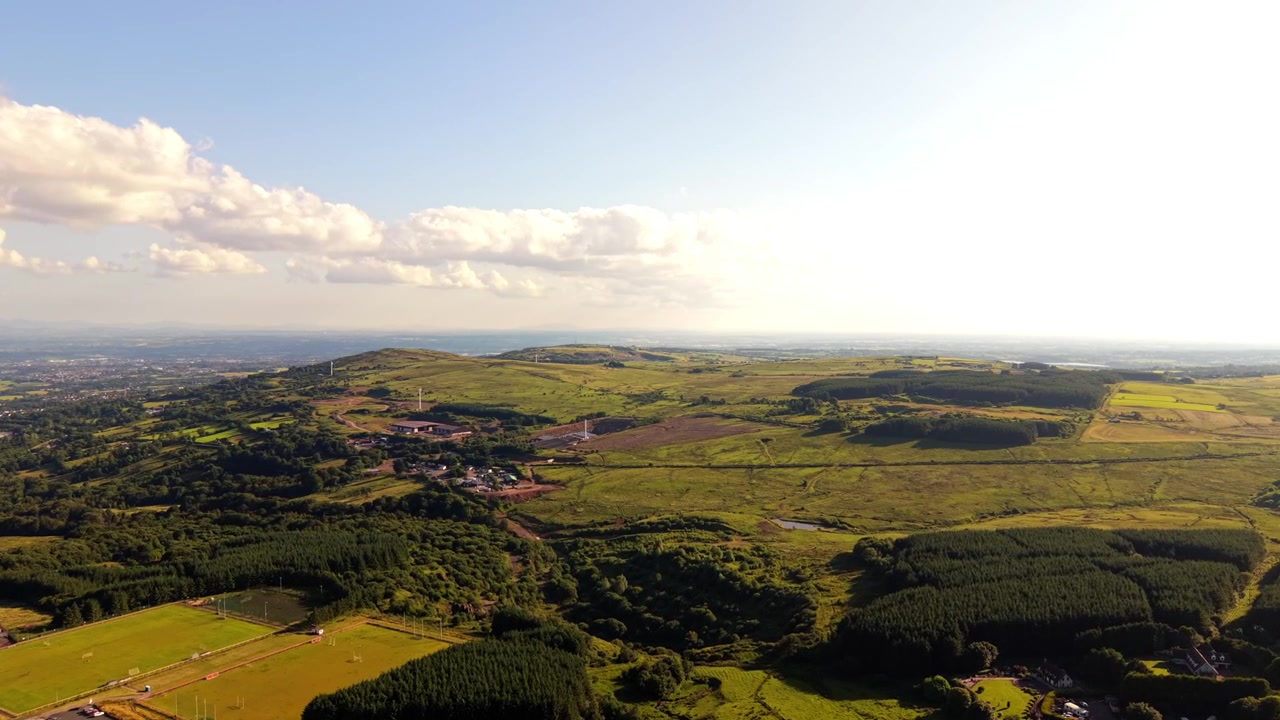Ampio video aereo 4K 60FPS del monte Black e del monte Divis a West Belfast, Irlanda del Nord nel Regno Unito, in una giornata di sole splendente. Prodotto con colore Rec709.