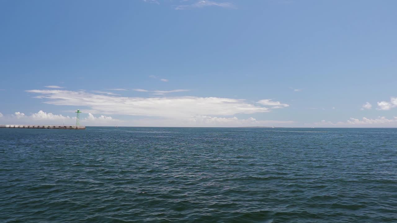 남아프리카 공화국 케이프 타운의 va 해안가를 떠나는 쌍동선의 측면에서 게를 잡는 장면