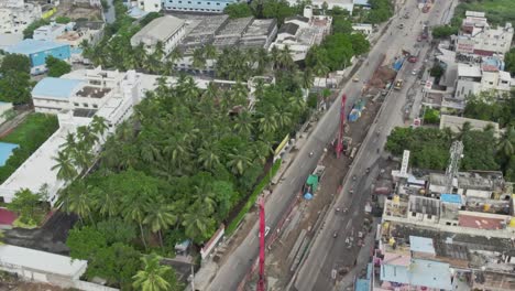 vista cinematográfica de drones de la construcción de un puente en un metro indio.