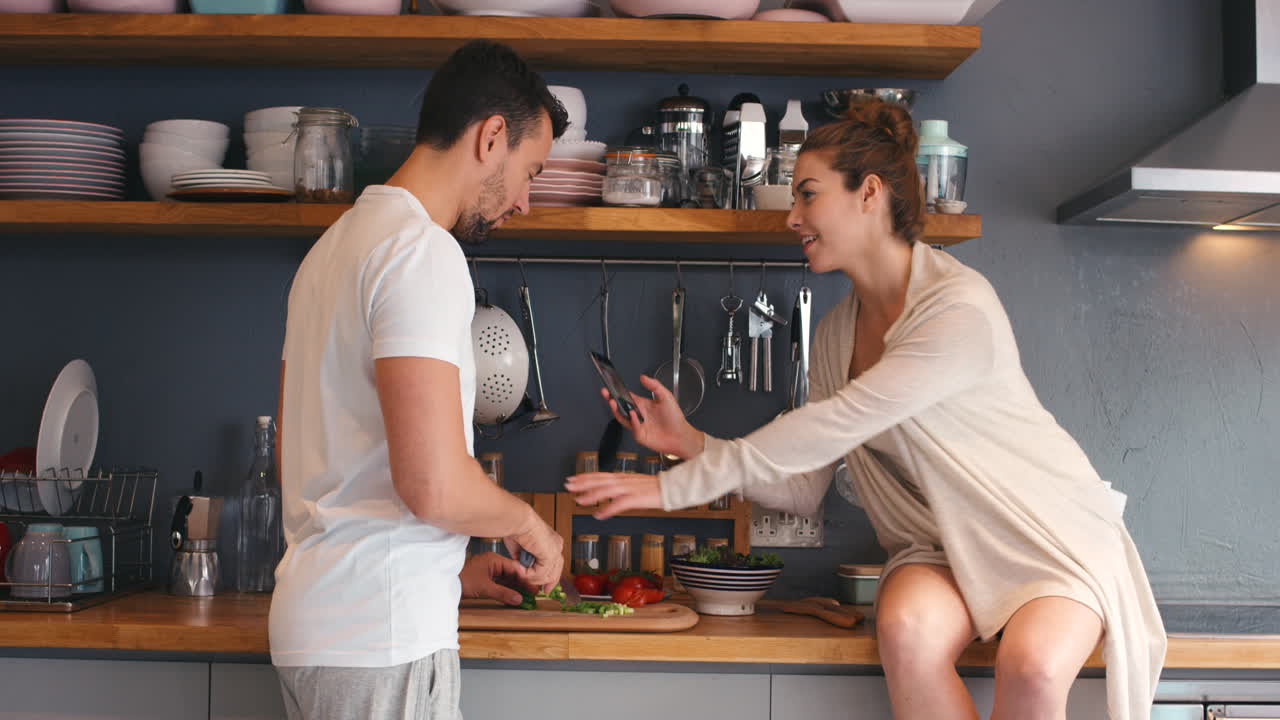 그가 요리하는 걸 지켜보면서