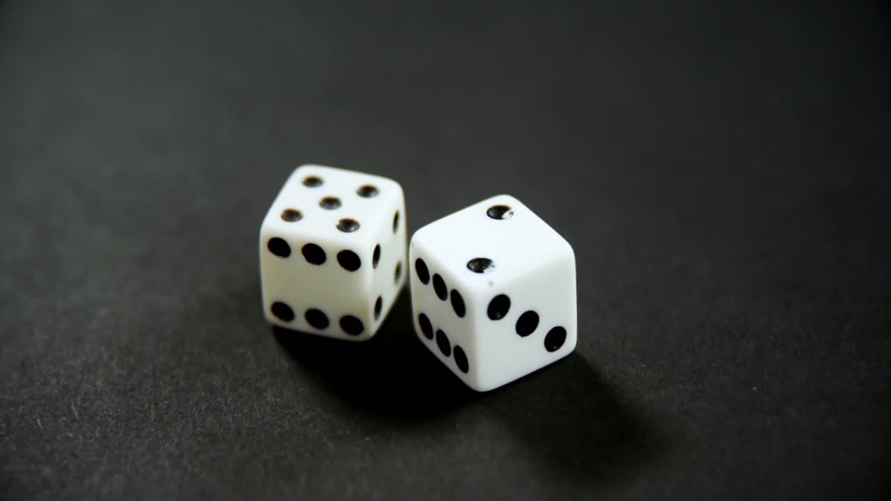 par de dados en la mesa de póquer 4k