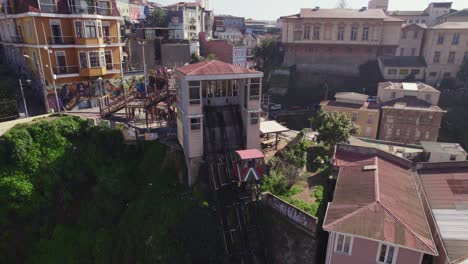 Vista-Aérea-Sobre-El-Ascensor-Reina-Victoria-Hillside-Funicular