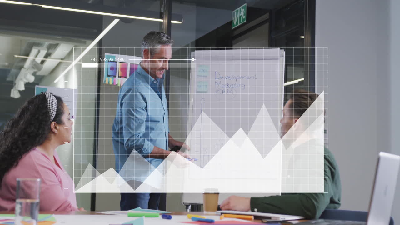 Reunión de negocios con animación de gráficos superpuesta a personas discutiendo en la oficina
