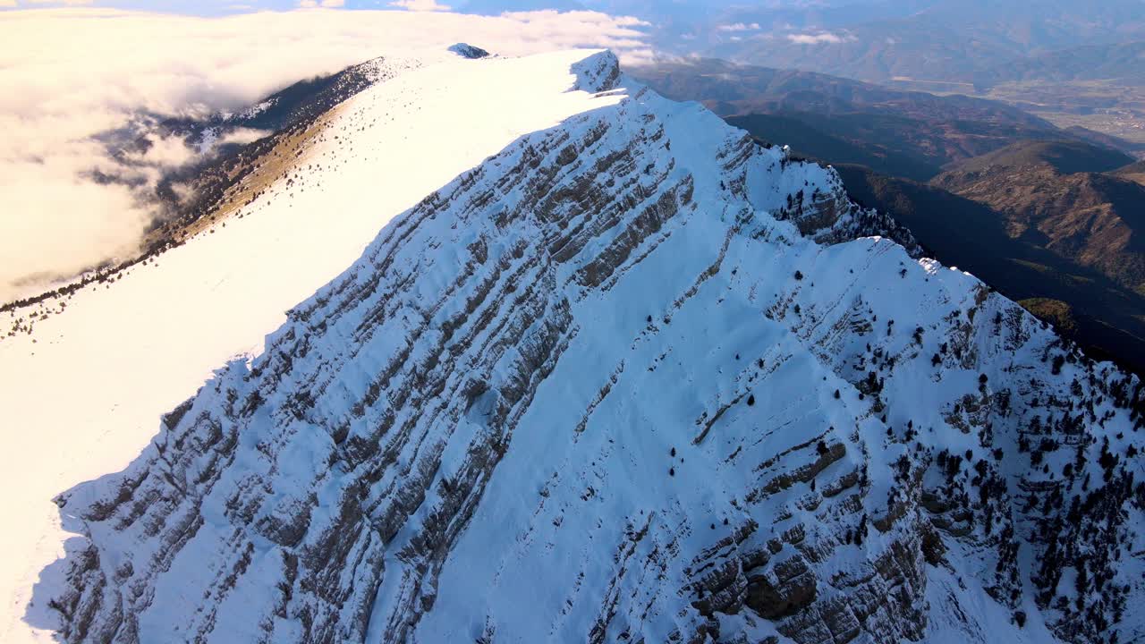 눈과 수평선에 구름으로 덮인 스페인 피레네 산맥의 공중 전망