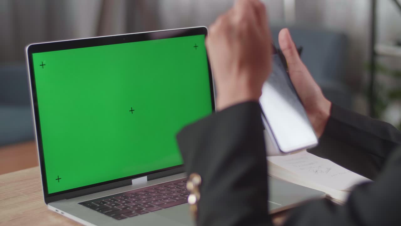 mujer trabajando en una computadora portátil y un teléfono inteligente