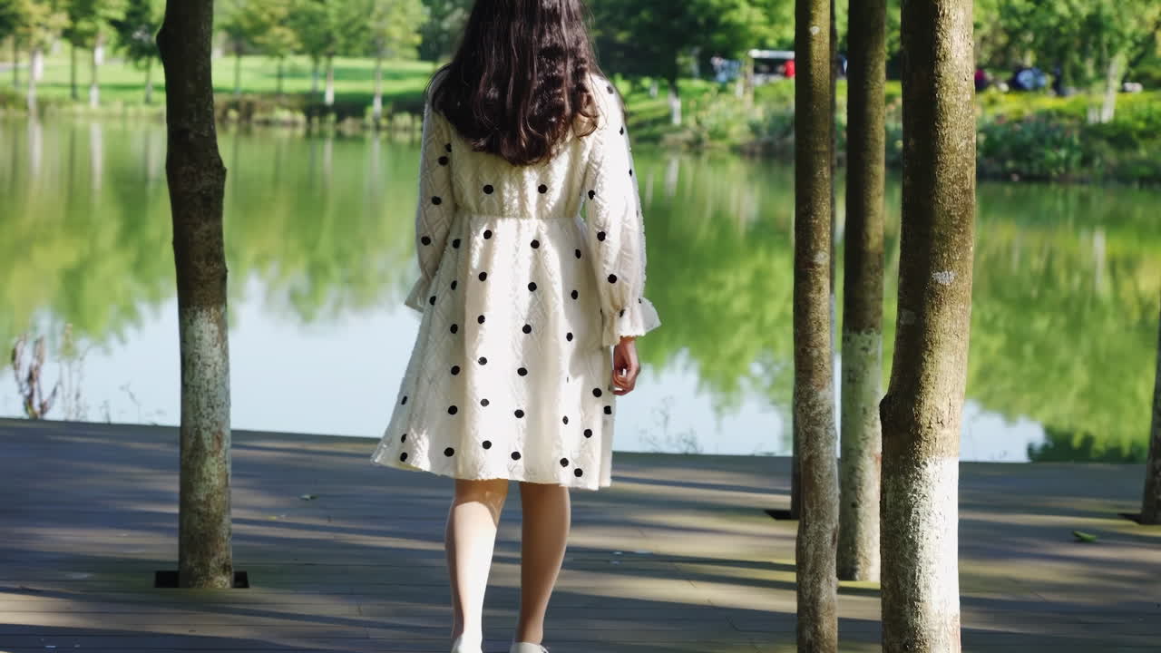 호수에 걸어가는 아름다운 여성 야외 외출 공원에서 피크닉을 하고, 목적지의 개념, 가족 여행 및 여름 휴가 또는 휴가