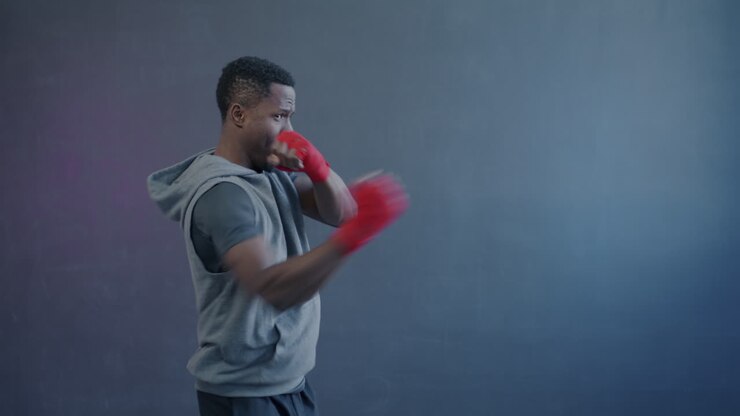 Sessione di allenamento di un uomo che fa boxe