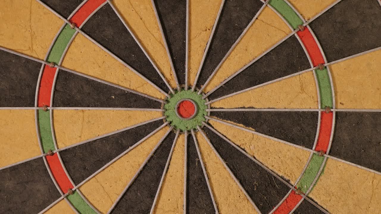 타 다트보드 불사이 (target dartboard bullseye) 는 시간에 따라 더 빨리 회전합니다.