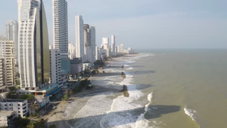 toma aérea en órbita a lo largo de la costa de cartagena en un caluroso día de verano