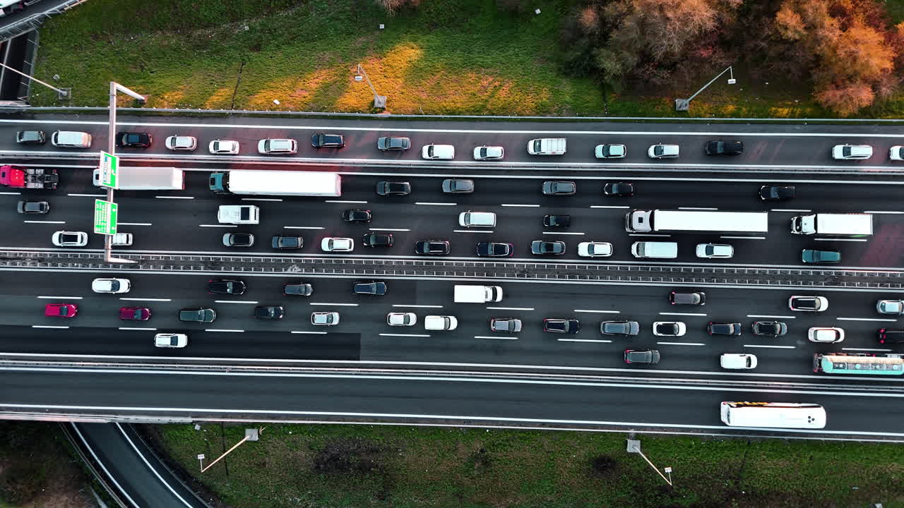 Letecký pohled na rušný provoz na dálnici během dopravní špičky na podzim